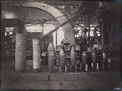Photographie Schneider : Série d'obus en acier embouti en fabrication à l'usine du Creusot