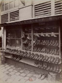 Eugène Atget : Métiers, boutiques et étalages de Paris. "Coin du marché des Carmes, place Maubert" Boutique de marchand de chaussures