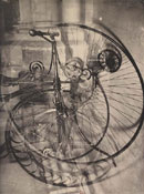 Germaine Krull : "Roues de vélo"
