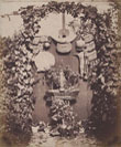 Anonyme, Une jardinière portant une statuette, guitare, etc. 