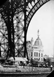 Hippolyte Blancard (1844-1924), Tour Eiffel. Sous la tour Eiffel. Le pavillon du gaz à droite au fond, un jardinier travaillant à l'extrême droite