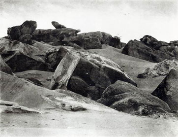 Blocs de grs enchevtrs au milieu des sables. Cuvelier. 